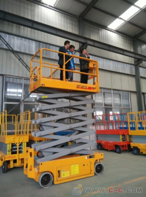 济南亚泰牌电动轮行走升降机 高效便捷的移动升降解决方案